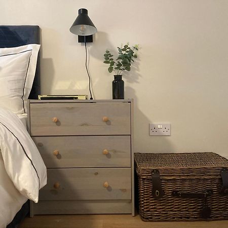 Smart 4K Tvs In All Bedrooms Double Vanity Sink Belfast Eksteriør bilde