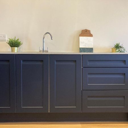 Smart 4K Tvs In All Bedrooms Double Vanity Sink Belfast Eksteriør bilde