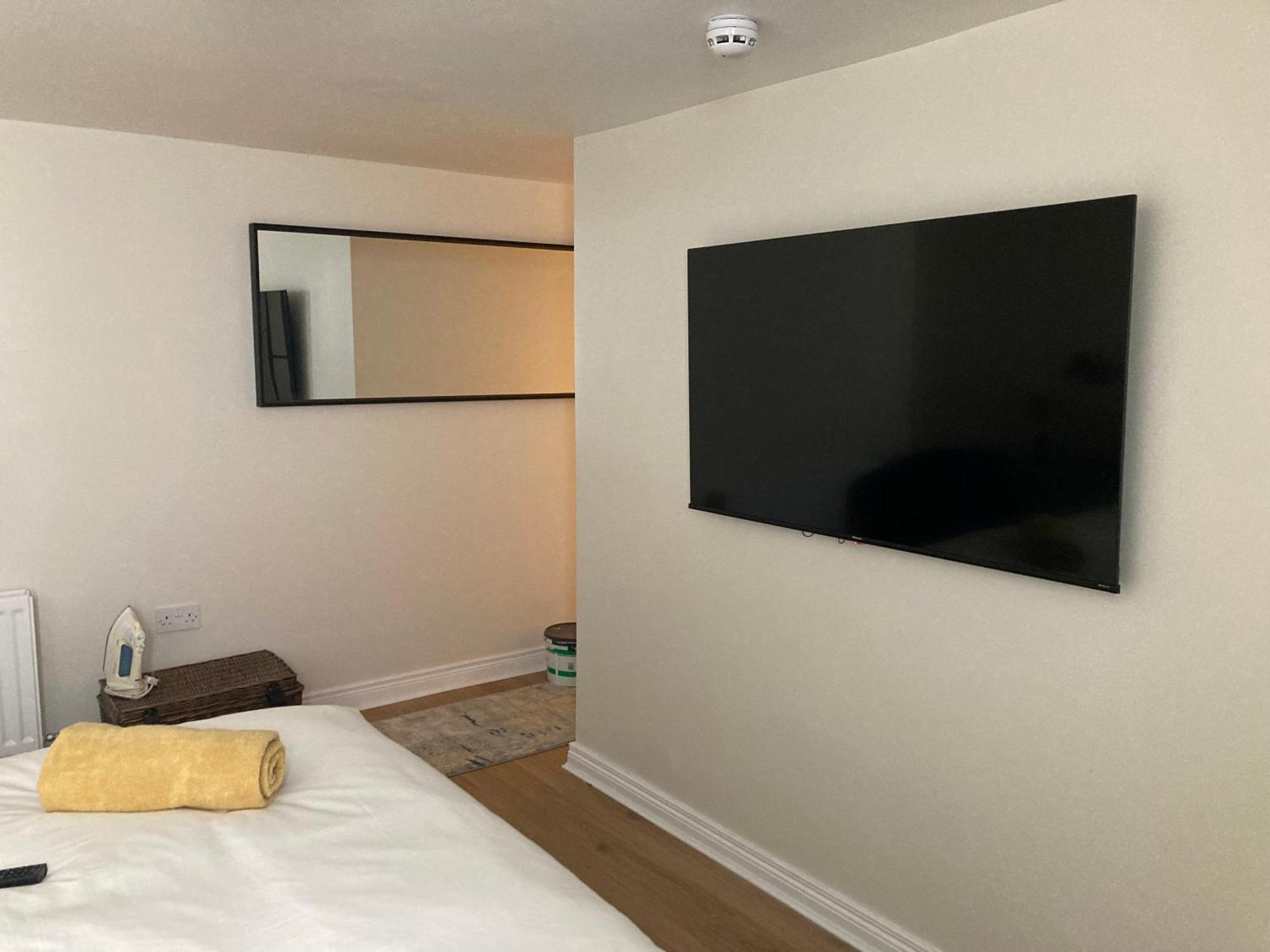 Smart 4K Tvs In All Bedrooms Double Vanity Sink Belfast Eksteriør bilde