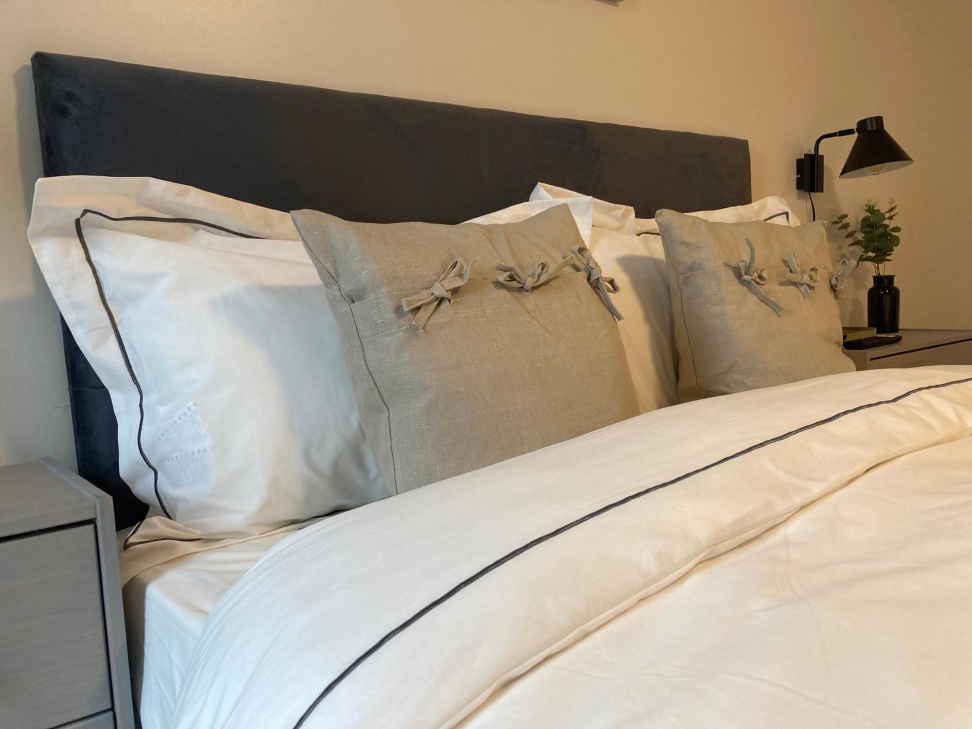 Smart 4K Tvs In All Bedrooms Double Vanity Sink Belfast Eksteriør bilde