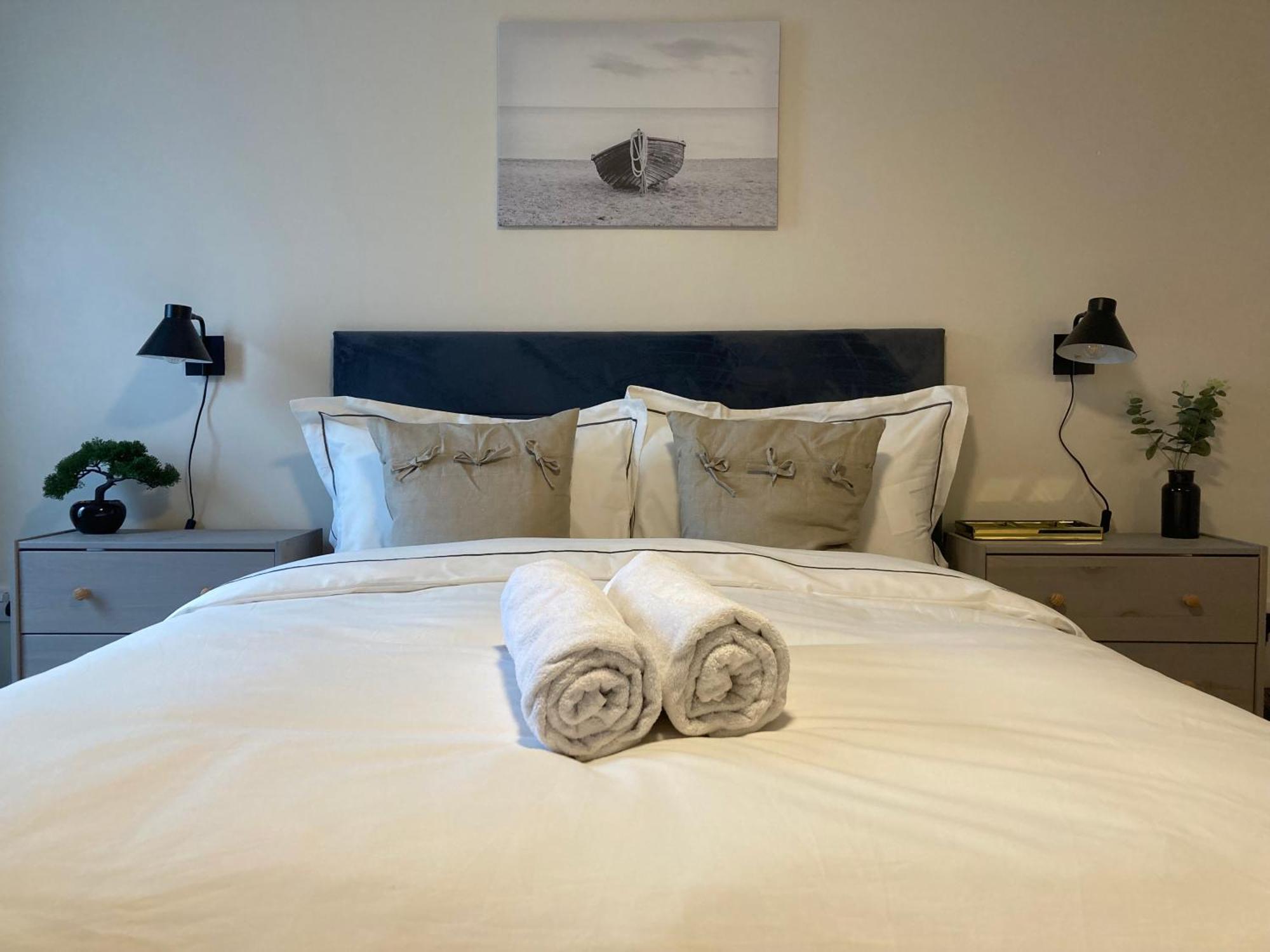 Smart 4K Tvs In All Bedrooms Double Vanity Sink Belfast Eksteriør bilde