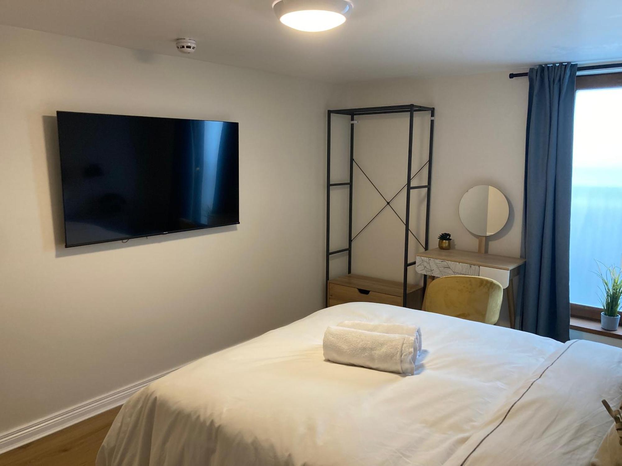 Smart 4K Tvs In All Bedrooms Double Vanity Sink Belfast Eksteriør bilde
