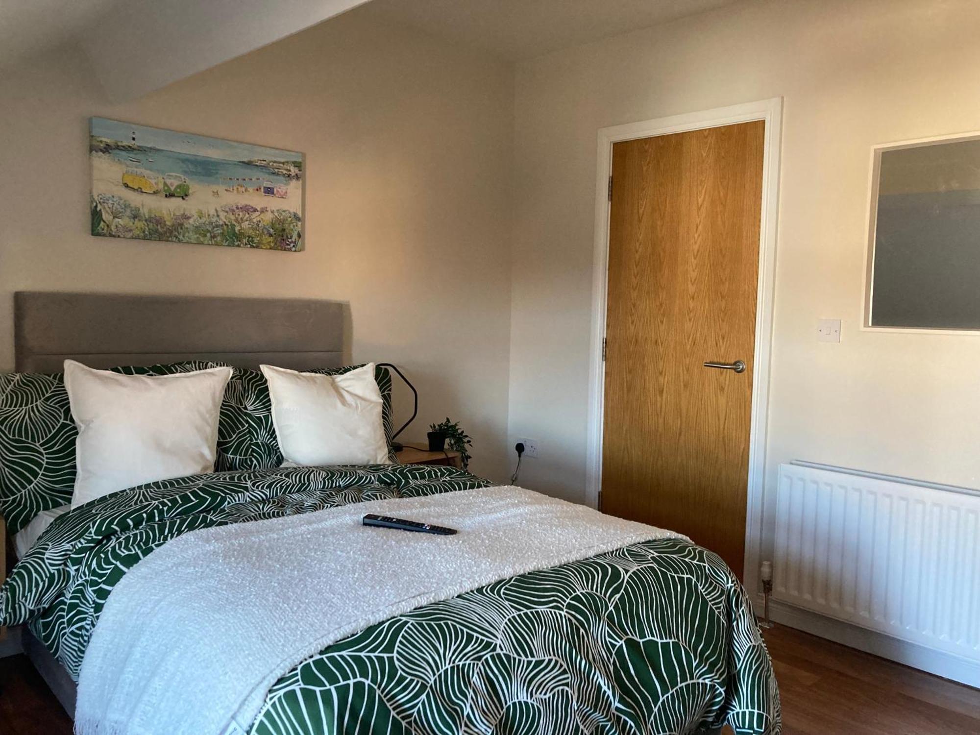 Smart 4K Tvs In All Bedrooms Double Vanity Sink Belfast Eksteriør bilde